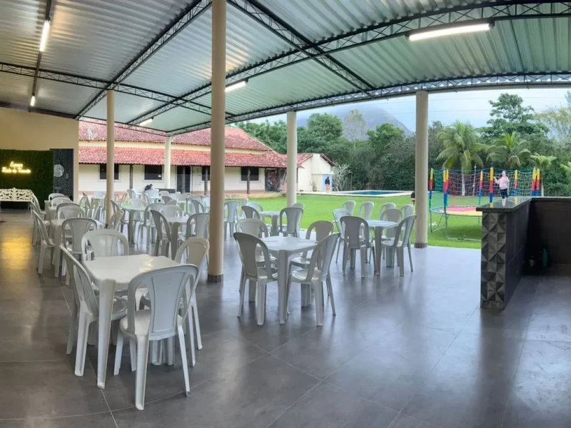Parte frontal do espaço fechado com mesas organizadas no Espaço Raio do Trovão