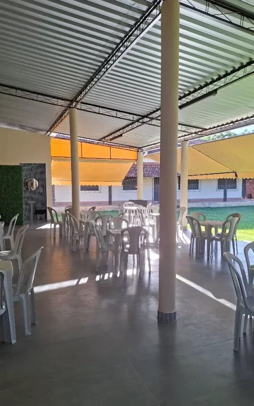 Salão para festas em itaipuaçu com cadeiras e mesas